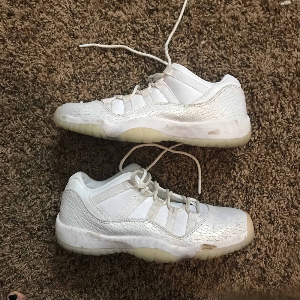 Air Jordan 11 frost white